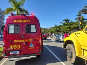 Motociclista fica ferido após colisão com carro no centro de Caraguatatuba