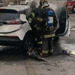 Carro elétrico pega fogo e explode em concessionária de São José dos Campos