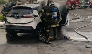 Carro elétrico pega fogo e explode em concessionária de São José dos Campos