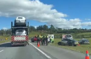 Grave acidente na Rodovia Carvalho Pinto deixa jovem de 20 anos ferida em São José dos Campos