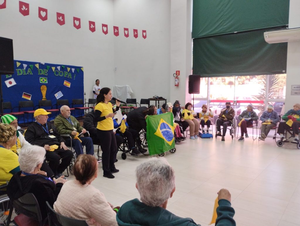 Em clima de Copa do Mundo, idosos dão show de alegria, cultura e paixão pelo Brasil em São José dos Campos