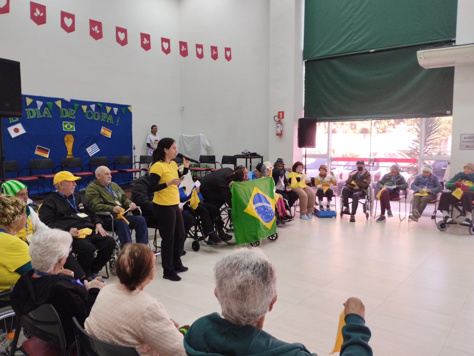 Em clima de Copa do Mundo, idosos dão show de alegria, cultura e paixão pelo Brasil em São José dos Campos