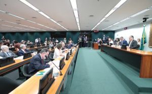 CCJ aprovou a admissibilidade da proposta que reduz a maioridade penal de 18 para 16 anos.
