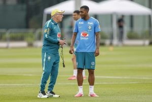 Rayan ganha oportunidade entre os titulares do Brasil