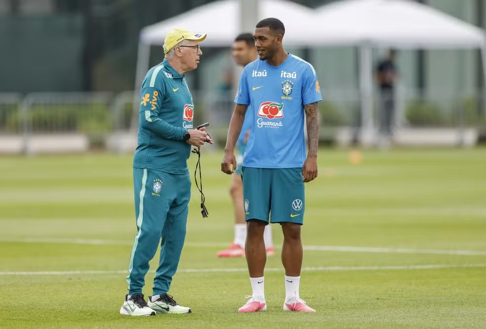 Rayan ganha oportunidade entre os titulares do Brasil