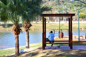 Lago do Parque Interlagos passa por limpeza e desassoreamento