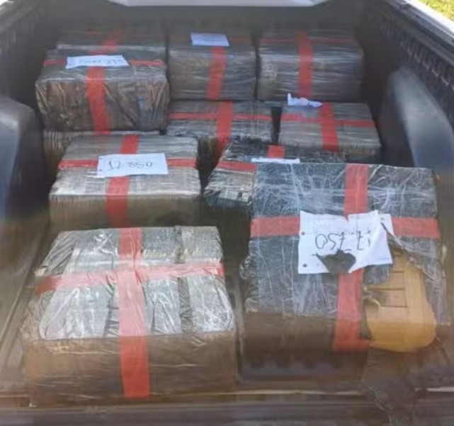 Carro com 200 kg de maconha se envolve em acidente na Via Dutra em Caçapava; motorista foge