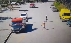 Câmeras flagram roubo a van do Mercado Livre, e três suspeitos são presos em flagrante em São Sebastião