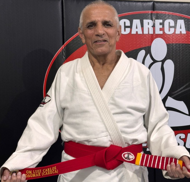Mestre Careca recebe a faixa-vermelha 9º grau, a mais alta honraria do jiu-jitsu