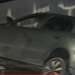 Motorista perde controle e carro fica pendurado na mureta da Ponte do Arco em Caraguatatuba