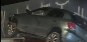 Motorista perde controle e carro fica pendurado na mureta da Ponte do Arco em Caraguatatuba