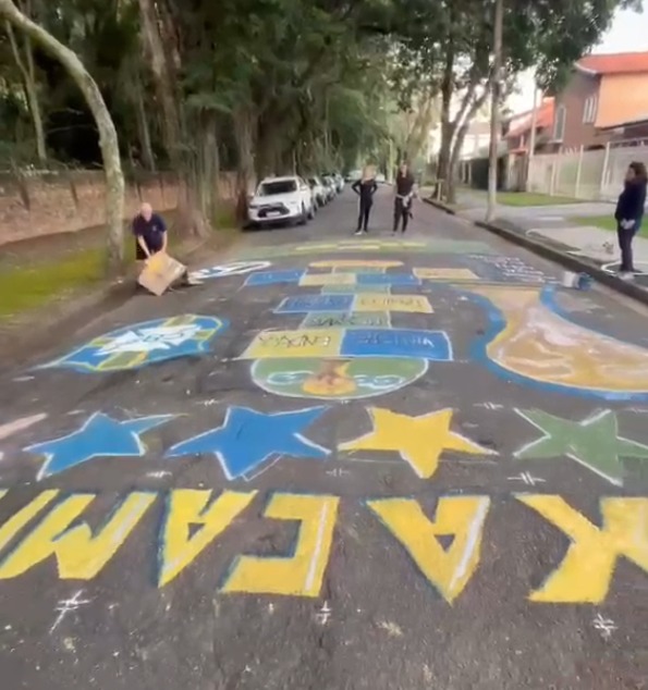 Rua Guarujá, no Jardim Apolo, vira destaque com pinturas para a Copa do Mundo em São José dos Campos