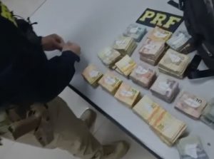 Motociclista chama atenção e é detido por lavagem de dinheiro ao carregar R$ 73 mil na Via Dutra