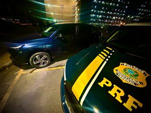 PRF recupera carro furtado no Aeroporto Internacional de Guarulhos; suspeito tenta fugir, mas acaba preso