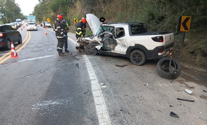 Colisão frontal deixa quatro feridos na Rio-Santos; bafômetro dá positivo!