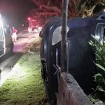 Motorista fica preso em veículo após capotamento na Rio-Santos, em Ubatuba