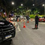 Operação prende 14 pessoas, recupera veículos roubados e aplica 74 multas durante feriado prolongado em São José