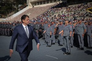 No 'finado' Pacaembu, Tarcisio oficializa formatura de mais de 1 mil novos policiais militares