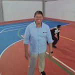 Em clima de Copa, Tarcísio bate bola com crianças em escola de São José e brinca sobre convocação de Ancelotti