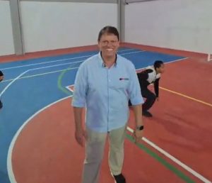 Em clima de Copa, Tarcísio bate bola com crianças em escola de São José e brinca sobre convocação de Ancelotti