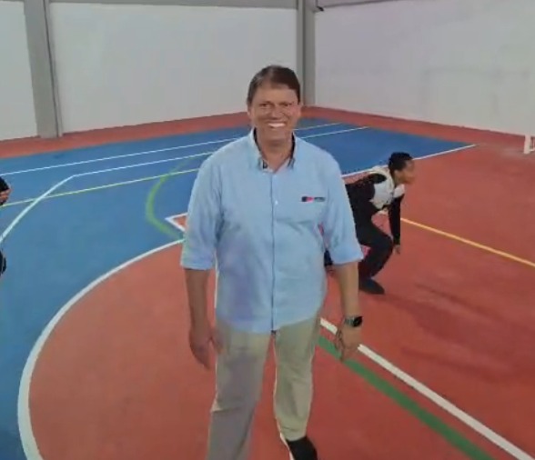 Em clima de Copa, Tarcísio bate bola com crianças em escola de São José e brinca sobre convocação de Ancelotti