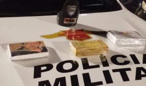 Tablete de cocaína com rosto do Kiko, do Chaves, é apreendido durante operação da Polícia Rodoviária na Carvalho Pinto, em São José dos Campos