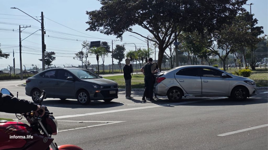 Acidente no Jardim Aquarius envolve dois carros em rotatória e não deixa feridos em São José