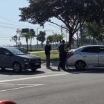 Acidente no Jardim Aquarius envolve dois carros em rotatória e não deixa feridos em São José
