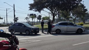 Acidente no Jardim Aquarius envolve dois carros em rotatória e não deixa feridos em São José