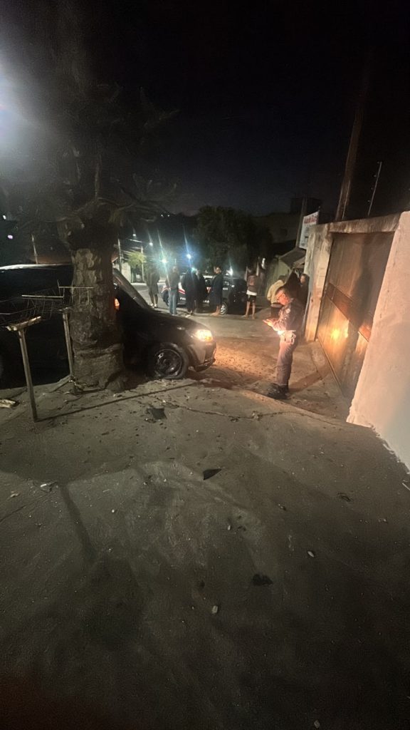 Acidente no Jardim Satélite deixa duas mulheres feridas após carro bater em muro e árvore em São José dos Campos