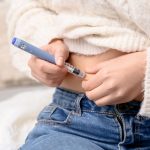 Canetas emagrecedoras exigem avaliação médica e podem causar riscos quando usadas sem acompanhamento