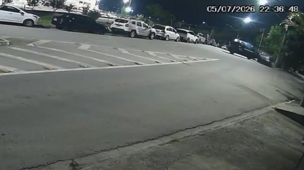 Vídeo exclusivo mostra momento em que carro atinge veículo estacionado antes de capotar em São José dos Campos