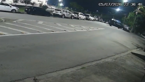 Vídeo exclusivo mostra momento em que carro atinge veículo estacionado antes de capotar em São José dos Campos