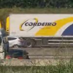 Carreta arrasta carro na Via Dutra em São José dos Campos; motorista teria deixado o local