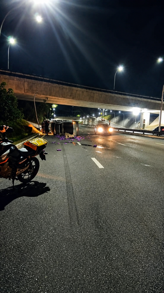 Acidente no Anel Viário deixa dois carros tombados em São José dos Campos
