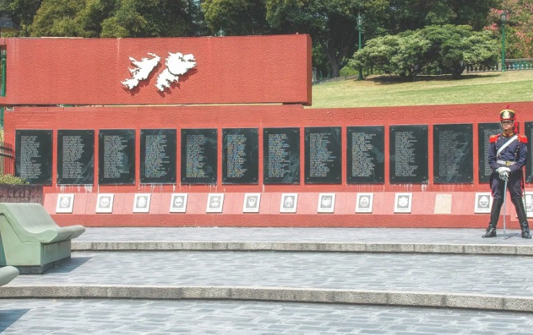 Localizado na Plaza San Martín, em Buenos Aires, este memorial homenageia os soldados argentinos que perderam suas vidas na guerra.