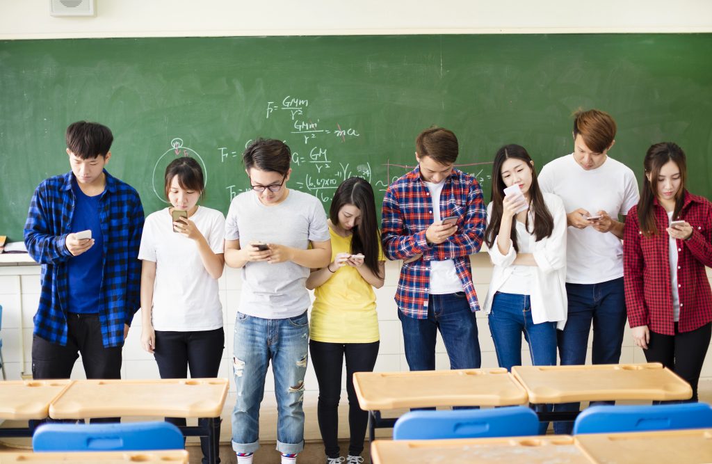 Restrição de celulares nas escolas melhora aprendizagem