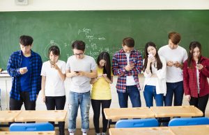 Restrição de celulares nas escolas melhora aprendizagem
