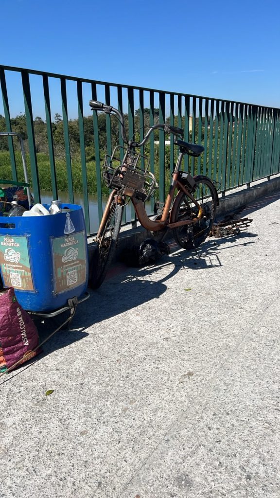 Grupo retira bicicleta do Rio Paraíba após lei proibir pesca magnética em pontes de São José