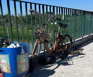 Grupo retira bicicleta do Rio Paraíba após lei proibir pesca magnética em pontes de São José