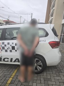 Homem é preso por tentativa de feminicídio após esfaquear mulher no Jardim Uirá