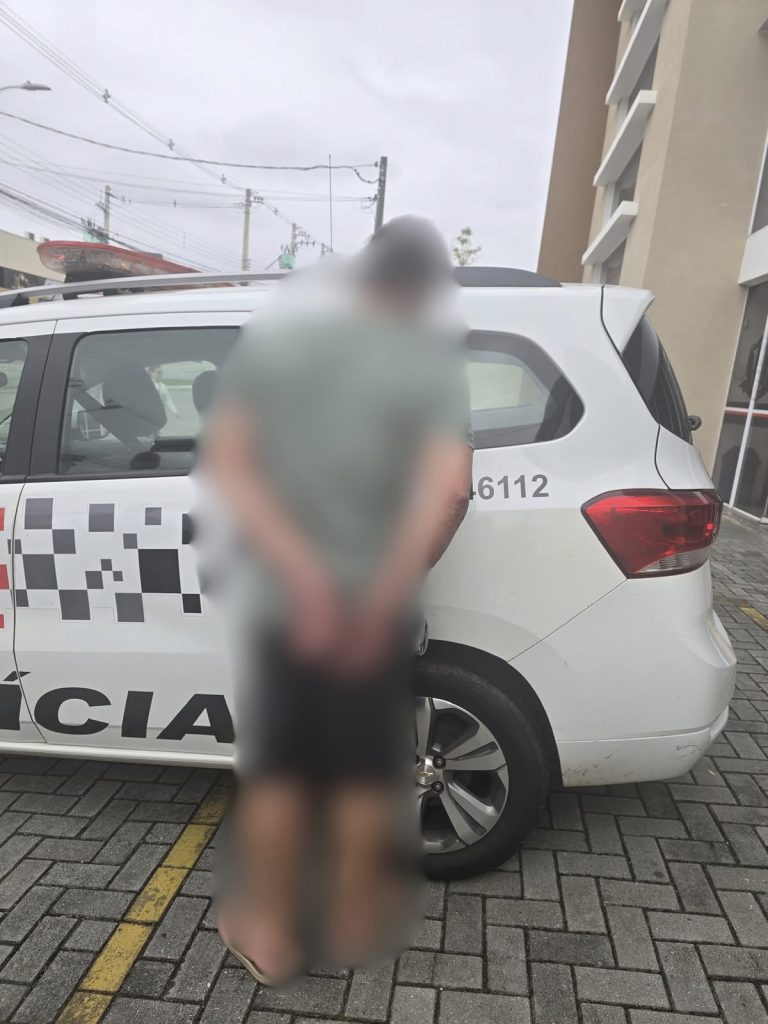 Homem é preso por tentativa de feminicídio após esfaquear mulher no Jardim Uirá
