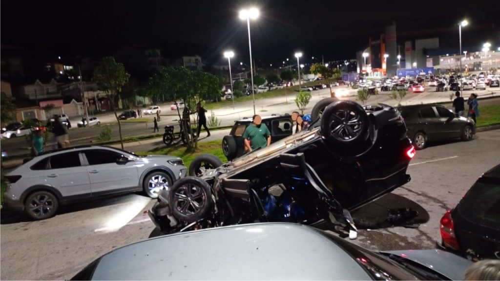 Motorista fica presa após carro capotar e atingir três veículos ao lado da Farma Conde Arena, em São José dos Campos