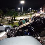 Motorista fica presa após carro capotar e atingir três veículos ao lado da Farma Conde Arena, em São José dos Campos