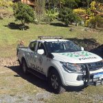 Dois homens foram autuados em R$ 4 mil após tentarem escalar a Pedra do Baú com equipamentos improvisados.