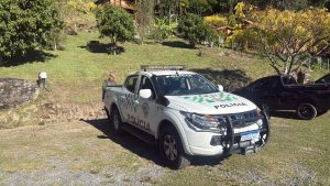 Dois homens foram autuados em R$ 4 mil após tentarem escalar a Pedra do Baú com equipamentos improvisados.
