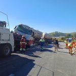 Colisão traseira entre caminhões provocou derramamento de carga e interditou totalmente a Via Dutra, em Guaratinguetá.