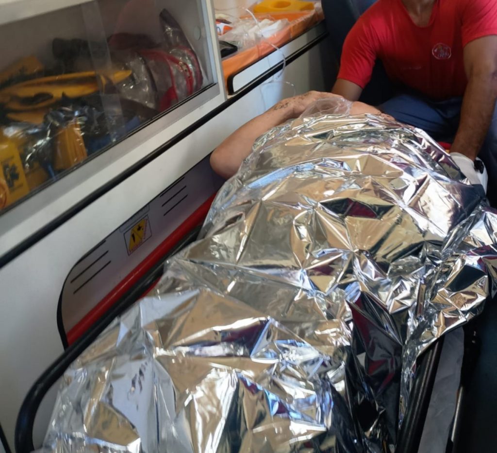 Bombeiros e equipes do GBMar atenderam ocorrência de afogamento na praia do Capricórnio, em Caraguatatuba.