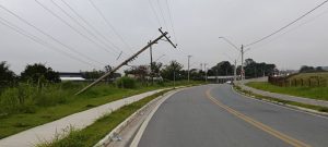 Poste danificado na Via Oeste mobiliza equipes da EDP