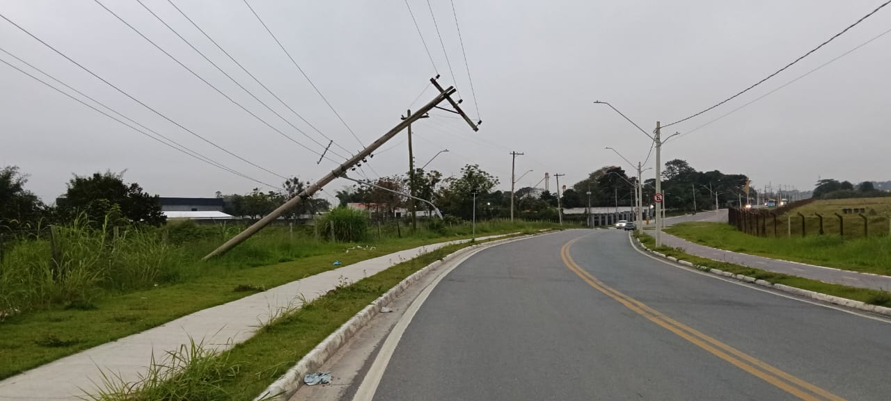 Poste danificado na Via Oeste mobiliza equipes da EDP